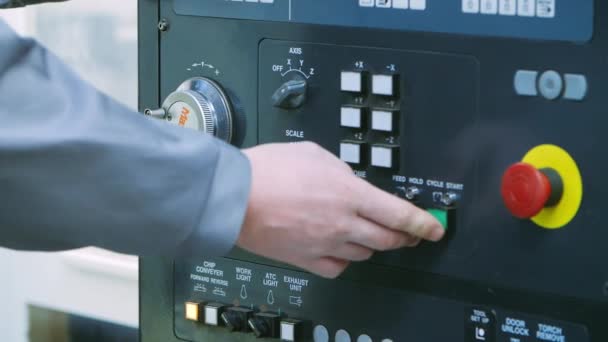 Unité de démarrage de l'ingénieur en appuyant sur les boutons du panneau de commande 