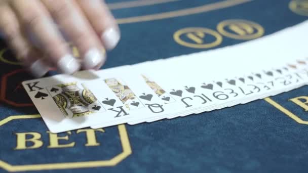 Mujer croupier barajar cartas antes de jugar al póquer de cerca. Distribuidor de Casino — Vídeos de Stock