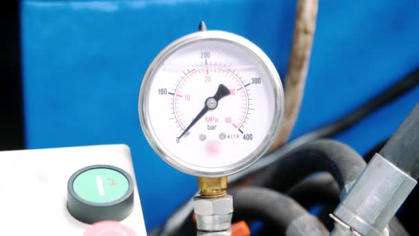 Manometer with arrow on industrial equipment. Pressure meters in workshop — Stock Video