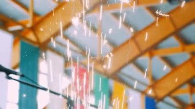 Bitkide metal kesim sırasında akan parlak kıvılcımların akışı