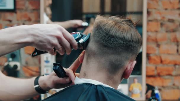 Coiffeur faisant coupe de cheveux courte à client.Barber coupe les cheveux masculins avec tondeuse — Video