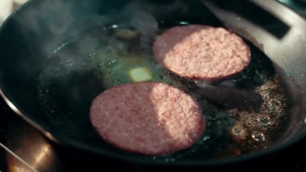 Préparation pour hamburger sur poêle chaude. Travailleur de restauration rapide préparation des aliments — Video