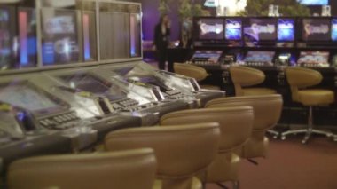 Oyun makineleri ile modern boş casino salonu. Kumar konsepti