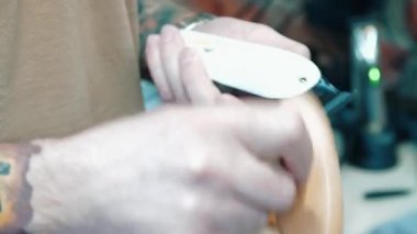 Kullandıktan sonra el temizleme makası kapatın. Berber temizlik elektrikli jilet