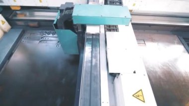 Fabrikada makine kesme metali. Yüksek teknoloji liüretim