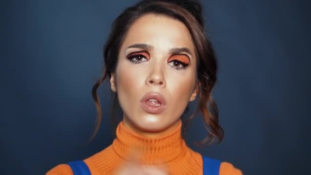 Schöne Mädchen mit aufgemalten Wimpern runzelt die Stirn. weiblicher Gesichtsausdruck — Stockvideo