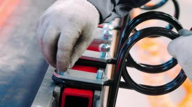 Metal parçaları endüstriyel üniteye sabitleme el ile montaj atölyesi işçisi