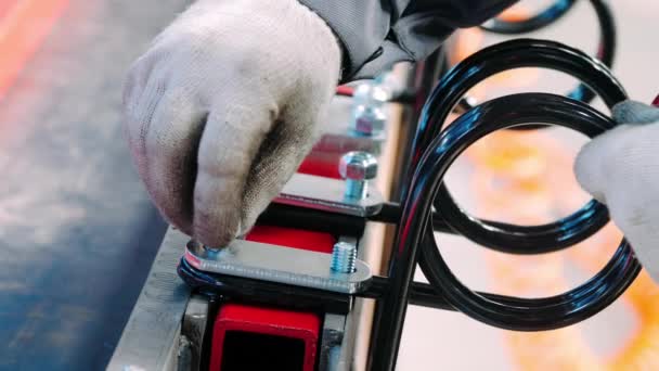 Trabajador de taller de montaje manual fijación de componentes metálicos a la unidad industrial — Vídeos de Stock