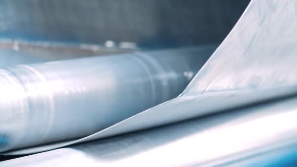 Machine à rouler pour plier et former des tôles. Nivellement des rouleaux métalliques 