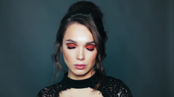 Portret van mooie vrouw huilen. Mooi meisje met rode mascara op de ogen huilen — Stockvideo