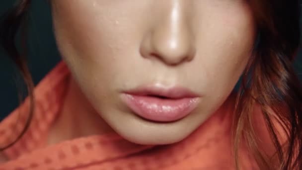 Retrato de cara de mujer joven. Sexy labios de chica de cerca — Vídeo de stock