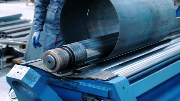 Ingenieurs bedienen een metalen rollende machine in de industriële werkplaats. Ambachtslieden werken — Stockvideo