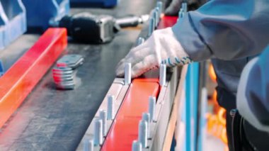 Endüstriyel ünitede metal bileşenlerin manuel montajı yapan işçi