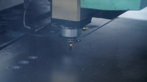 Lasersnijden van metalen plaat close-up. Moderne industriële technologieën — Stockvideo