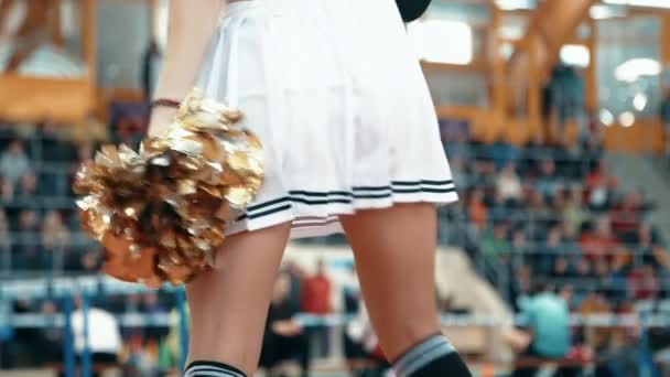 Close-up de meninas cheerleader pernas vistas de baixo da saia branca durante a dança — Vídeo de Stock