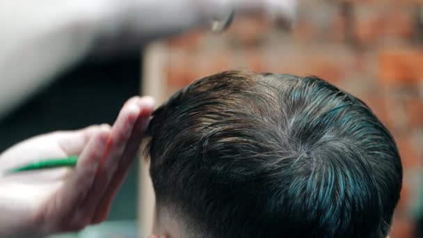 Fryzjer cięcie człowiek z nożyczek pod grzebień. Człowiek mający włosy cięcie w Barbershop — Wideo stockowe