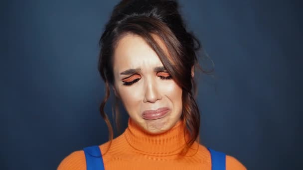Zoufalá žena pláče. Portrét nelibě rozčilené ženské zamračené tváře — Stock video
