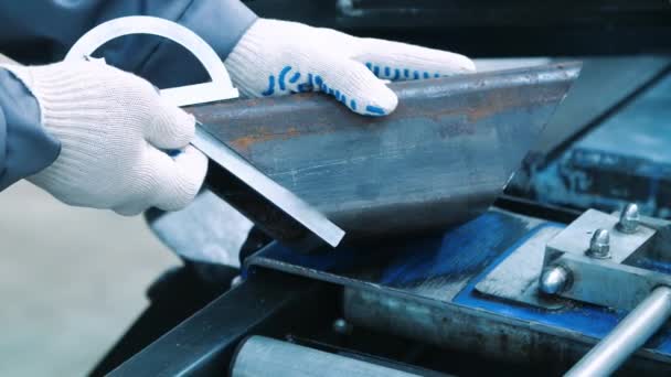 Ingénieur mesurant les angles de métal à blanc par protractor angle finder 