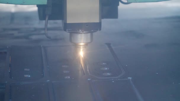 공장에서 밝은 반짝임이있는 금속 시트의 레이저 절단클로즈업 — 비디오