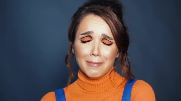Flicka i anfall av hysteri. Vacker kvinna uttrycker oenighet med gråt — Stockvideo