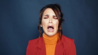 Ela gözlü esmer kız ve profesyonel açık ağız ile ağlama makyaj