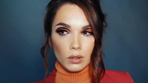 Hübsches Mädchen mit aufgemalten Wimpern im Schönheitssalon. rote Mascara auf dem weiblichen Augenlid — Stockvideo