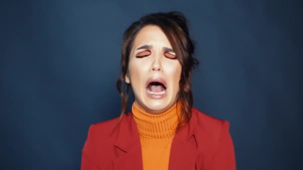 Ela gözlü esmer kız ve profesyonel açık ağız ile ağlama makyaj — Stok video