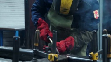 Endüstriyel işletmede otojen kaynak süreci. Endüstriyel çelik kaynakçı