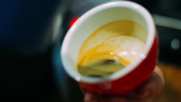アロマコーヒーとミルクを加えたカップを持つ男。バリスタクッキングラテ — ストック動画