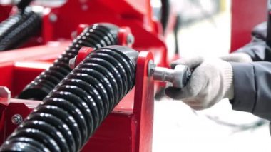 Soket anahtarı ile tarım ünitesinin amortisörü üzerinde çalışan sıkma somunu