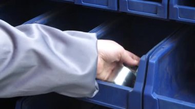Bitmiş metalik parçaların depolanması. Bölmeye çelik boşlukları döşeme işçisi