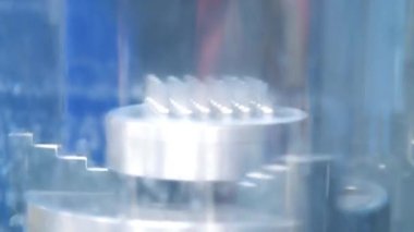 Frezeleme makineleri için üç çeneli chuck. Metal parçası chuck dönen