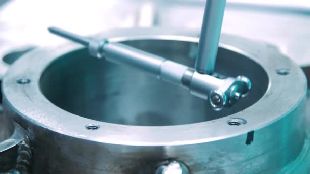 Technische Abmessungen von Teilen. Metallstange wird in Stahlprodukt eingesetzt — Stockvideo