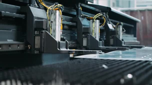Mecanismo de alimentación automática en taller de estampado de metal. Línea de producción — Vídeos de Stock
