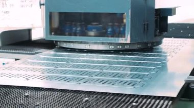 Metalik yarı mamullerin endüstriyel üretimi. Delme makinesi