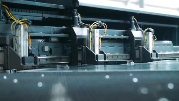 Moderne elektronische technologie voor het leveren van plaatstaal voor de verwerking — Stockvideo