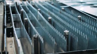 Keskin metal iş parçaları ile metal işleme için endüstriyel ekipman