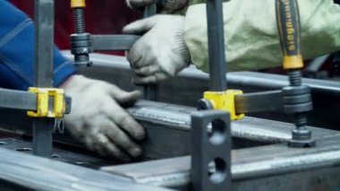 Eldivenli adam metali özel tedavi masasına boşaltiyor. Vida lı kelepçe