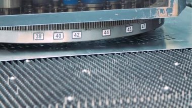 Metalik boşlukları damgalama için dükkanda çalışın. Metal pres makinesi iş başında