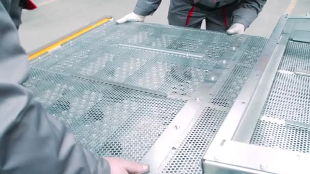 알루미늄 그리드를 사용하여 산업 장비의 설치. 워크숍에서 일하는 근로자 — 비디오