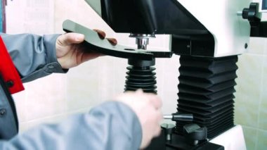 Sondaj ve frezeleme makinesinde fabrika işçisi sabitleme parçası. Mühendis çalışıyor