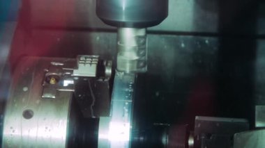 Metal işleme sırasında metal tabakasının sökülme endüstriyel kesici. Frezeleme makinesi