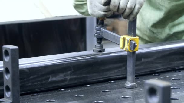 Mechaniker spannen Metallwerkstück in Schraubstock. Industrielle Hilfsausrüstung — Stockvideo