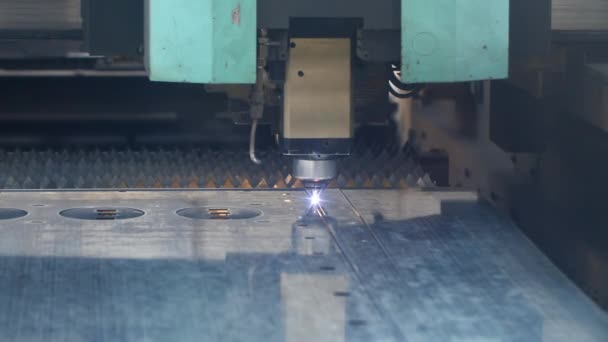 CNC fiberlaserskärmaskin skärande plåt plåt med gniking ljus — Stockvideo