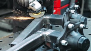 Açı öğütücüile kaynak metal kare boruların işçi işleme yeri