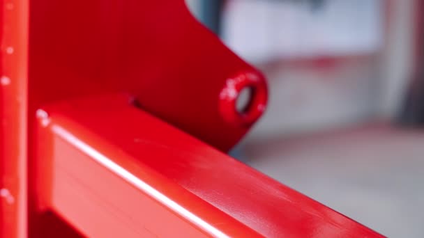 Ingénieur mesurant l'épaisseur de la poutre métallique. Homme utilisant testeur d'épaisseur de revêtement 