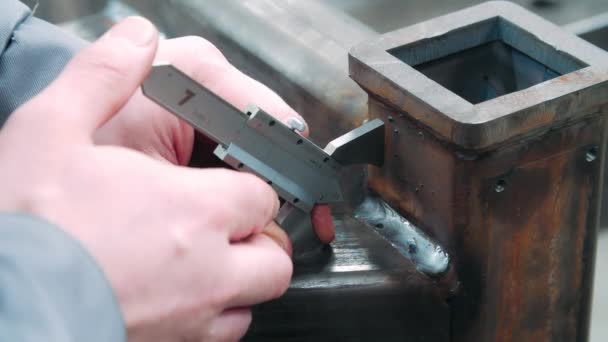 工程师获取测量和监测焊缝仪器读数 — 图库视频影像