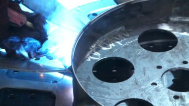 Profesyonel kaynakçı onarım atölyesinde çalışıyor. İşçi kaynak metal bıçak
