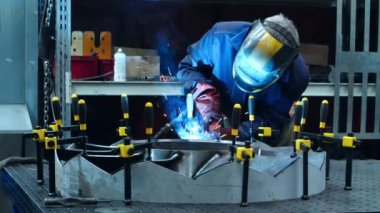 Uçak motor parçasının koruyucu üniformalı kaynak çıtası