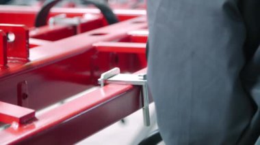 Endüstriyel bileşenlerin üretiminde uzmanlaşmış tesisin mekanik atölyesi